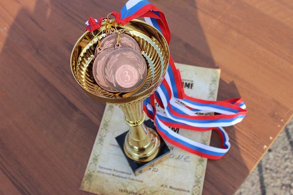 Zasłużone trofeum: Jak właściwie wybrać nagrody dla sportowców?